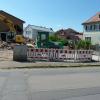Die Abbrucharbeiten in der Rathausstraße gehen voran. Geplant sind dort in der Dorfmitte Parkplätze für die Itzgrundhalle und ein Bürgerplatz.