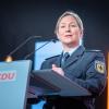 Claudia Pechstein hält beim CDU-Grundsatzkonvent eine Rede in ihrer Bundespolizei-Uniform.