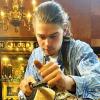 Elias in derWerkstatt: Mit Feile und Raspel bekam der hölzerne Leisten (im Schraubstock) seine perfekte Form. Elias in derWerkstatt: Mit Feile und Raspel bekam der hölzerne Leisten (im Schraubstock) seine perfekte Form.