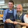 Leistenmacher Teemu aus Finnland (re) nahm Maß an Elias' Füßen.