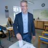 Oberbürgermeister Stefan Fassbinder stimmt beim Bürgerentscheid über die Containerunterkünfte in Greifswald ab.