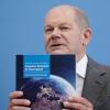 Bundeskanzler Olaf Scholz präsentiert die Nationale Sicherheitsstrategie der Bundesregierung.