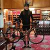 Elias im Verkaufsladen von Lobb - sein Leihfahrrad durfte er während der Arbeithier unterstellen. Elias im Verkaufsladen von Lobb - sein Leihfahrrad durfte er während der Arbeithier unterstellen.