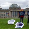 Symbolische, große Fußspuren sind bei einer Aktion des Vereins Lobbycontrol auf dem Platz der Republik vor dem Reichstagsgebäude zu sehen. Mit der Aktion wollten die Aktivisten  deutlich machen, wie groß der Einfluss von Lobbyakteuren ist.
