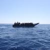 Boot mit Flüchtlingen vor der libyschen Küste. Seit Monaten versuchen sehr viele Menschen, von Nordafrika aus über die gefährliche Mittelmeerroute Süditalien zu erreichen.
