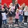 Der Chor der 3. Klasse der Friedrich-Baur-Grundschule mit ihrer Leiterin Katharina Flierl. Der Chor der 3. Klasse der Friedrich-Baur-Grundschule mit ihrer Leiterin Katharina Flierl.