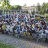 Das Halbrund der Seebühne vom Kurpark bietet immer wieder Flair. 650 Plätze waren an diesem Abend besetzt.