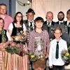 Das neue Könighaus der Zimmerstutzen-Schützengesellschaft  Altenkunstadt (vorne, v. li.) Jugendkönig Raffael Wich und sein 1. Ritter Julian Fürst, (hinten, v. li.) die Damenritter Mandy Wich und Carola Pulver, Schützenkönigin Carolin Fürst, Schützenkönig Kurt Pulver, seine Ritter Lorenz Kraus und Alexander Fürst, sowie Sportwart Christian Zöcklein (3. v .re.), Bürgermeister Robert Hümmer (re.) und Zweitem Bürgermeister Marco Weidner (3. v. li.).