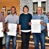 Die Arbeitsjubilare der Zimmerei Bauer mit der Geschäftsführerin Monika Bauer:  (v.li.) Michael Siedersleben, Jeff Friesen, Roland Münch und Günter Liebich.