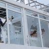 Ein somalischer Soldat steht vor einem zerstörten Fenster des Pearl Beach Hotels in Mogadischu.