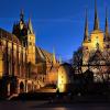 Lichtenfels   Das den Domplatz von Erfurt beherrschende, architektonisch einzigartige Ensemble aus dem Erfurter Dom St. Marien (früher auch Marienkirche oder Propsteikirche Beatae Mariae Virginis genannt) und der benachbarten Severikirche bildet das Wahrzeichen der thüringischen Landeshauptstadt. Durch den imposanten Treppenaufgang zum Domberg mit seinen insgesamt 70 breit ausgeformten Stufen wird bereits die innige Verbindung des Domes mit dem Leben und Treiben des ehemaligen Handelsplatzes „Erphesfurt“ deutlich. Diese monumentale Baugruppe ist eine der gewaltigsten Bauschöpfungen des Mittelalters auf deutschem Boden. Somit ist es auch nicht verwunderlich, dass eine Langzeitbelichtung dieses architektonischen Juwels, welche zudem vom LFC-Mitglied Günther Lamm zur „Blauen Stunde“ aufgenommen wurde, mit überwältigender Mehrheit von den Mitgliedern des Lichtenfelser Foto Clubs zum Bild des Monats Mai 2023 gekürt wurde. Weltberühmt ist der Erfurter Dom auch für die im Mittelturm hängende Glocke „Gloriosa“. Die „Königin der Glocken“ wurde 1497 gegossen und ist mit einem Gewicht von 11,45 Tonnen und einer Höhe von 2,62 Metern die größte freischwingende mittelalterliche Glocke der Welt. (red)
