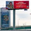 Ein Werbeschild, auf dem für das Militärunternehmen Wagner (hinten) geworben wird und auf dem zu lesen ist «Schließen Sie sich dem Team der Sieger an».
