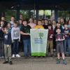 BN-Kreisvorsitzender Anton Reinhardt (li.), Schulleiter Thomas Carl (hintere Reihe, 3. v. li.) und Sabine Christof, die betreuende Lehrerin der Umwelt-AG des Meranier-Gymnasiums (hintere Reihe, 5. v. re.), freuten sich über das Engagement der Jugendlichen für die Unterstützung der ehrenamtlichen Naturschutzarbeit.