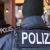 Polizeibeamte führen in Leipzig eine Razzia durch.