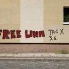 Ein Graffiti «Free Lina 3.6. Tag X» an einem Wohnhaus im Leipziger Süden. Die Polizei erwartet am Samstag den größten Einsatz seit zwei Jahren.