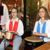 Mit Trommel und Bongos begleiteten Sophia Malter (re.) und Anna Pfadenhauer so manchen Song. Mit Trommel und Bongos begleiteten Sophia Malter (re.) und Anna Pfadenhauer so manchen Song.