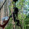 Ein Aktivist wird von einem Polizeibeamten aus einem Baumhaus in der Wuhlheide geholt.