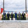 Die Staats- und Regierungschef der G7 stehen für ein Gruppenfoto zusammen.