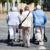 Neuesten Berechnungen zufolge kommen bis zum Jahr 2060 auf 100 Menschen im Erwerbsalter 45 im Rentenalter.