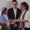 Caritasdirektor Michael Endres und Bereichsleiterin Friederike Müller mit der Delegationsoberin Schwester Jessy. Caritasdirektor Michael Endres und Bereichsleiterin Friederike Müller mit der Delegationsoberin Schwester Jessy.