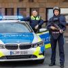 Polizeimeisterin Marie-Sophie Andersch mit ballistischem Schutzhelm und einer kugelsicheren Weste der Schutzklasse 4 und Polizeikommissar Sebastian Walter mit Body-Cam und kugelsicherer Weste der Schutzklasse 1 standen im Polizeipräsidium Mittelfranken am Rande einer Pressekonferenz zum bayernweiten Lagebild zur Gewalt gegen Polizeibeamte 2022 an einem Streifenwagen. Polizistinnen und Polizisten sollen mit ihrer Arbeit für Schutz sorgen - und werden dabei regelmäßig zur Zielscheibe von Gewalt.
