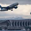 Eine Passagiermaschine der US-Fluglinie United Airlines startet vom Flughafen Frankfurt.
