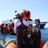 Migranten werden in den internationalen Gewässern vor der libyschen Küste von der Besatzung des Rettungsschiffs Geo Barents gerettet.