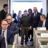 Wolodymyr Selenskyj (M), Präsident der Ukraine,  betritt den Plenarsaal in Den Haag zu einem Treffen mit Mitgliedern des Senats und des Repräsentantenhauses.