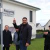 Anschließend brachten (v. li.) die Bürgermeister Bernd Rebhan, Gwenn le Nay und Norbert Zitzmann Zusatzschilder an den Namensschildern an. Anschließend brachten (v. li.) die Bürgermeister Bernd Rebhan, Gwenn le Nay und Norbert Zitzmann Zusatzschilder an den Namensschildern an.