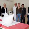Vor 50 Jahren kam am 4. Mai 1973 im früheren Helmut-G.-Walther-Klinikum das erste Baby zur Welt – Anlass für Landrat Christian Meißner (li.) zu einem Besuch beim Team der Geburtshilfe: (weitere v. l.) Krankenhausdirektorin Barbara Weid, der kommissarische Leiter der Frauenklinik, Dr. Sebastian Ratajczak, Jasmin Reuther (stellvertretende Stationsleitung des Frauenzentrums), Sigrid Löser (stellvertretende Leitende Hebamme) und Katrin Jung (Pflege- und Betriebsorganisation).