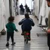 Flüchtlinge in einem Zelt einer provisorischen Flüchtlingsunterkunft in Hessen.