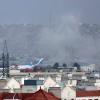 Rauch steigt am 26.08.2021 nach der tödlichen Explosion vor dem Flughafen in Afghanistans Hauptstadt Kabul auf.