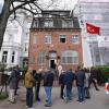 Wahlberechtigte Türkin vor dem Türkischen Generalkonsulat in Hamburg, wo sie für die Wahlen in ihrem Heimatland abstimmen können.