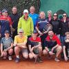In der zweiten Woche der Osterferien machten sich gut 30 Tennisbegeisterte des Baur SV in das Küstenstädtchen Porec auf. Bei herrlichem Wetter stand die Vorbereitung auf die Anfang Mai beginnende Wettspielrunde in der kroatischen Region Istrien an. Die Gruppe, die aus ambitionierten Jugendlichen, begeisterten Freizeit- und erwachsenen Wettkampfspielern des Vereins bestand, trainierte an insgesamt sieben Tagen. Mit intensiven Trainingseinheiten legten die Spielerinnen und Spieler frühzeitig die Grundlagen für die Sommersaison. Alle Teilnehmerinnen und Teilnehmer waren sich einig, dass man wieder eine unvergessliche Woche, in der es auch zahlreiche kulinarische Höhepunkte zu genießen gab, miteinander verbracht hatte. Aus diesem Grund plant der Baur SV bereits das 21. Kroatien-Trainingslager im Frühjahr 2024.Text/