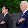 US-Präsident Joe Biden (r.) und der südkoreanische Präsident Yoon Suk Yeol halten nach einer Kranzniederlegung inne, als sie das Korean War Veterans Memorial in Washington besuchen.