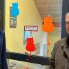 Bürgermeister Andreas Hügerich und Leiter des Sachgebietes Hochbau, Christian Vogel, vor einer der neu eingebauten Brandschutztüren in der Dr.-Roßbach-Grundschule in der Kronacher Straße.