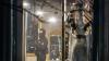 Ein Polizist ist nach der Attacke in dem Duisburger Fitnessstudio im Einsatz.