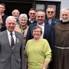 Josef Schießl und seine Gattin Roswitha im Kreise der zahlreichen Gratulanten, darunter Freunde, die Kirchenverwaltung und Vertreter der Gemeinde.
