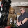 Willi Fruck leitet mit viel Herzblut den Malteser-Shop in Burgkunstadt. Dazu gehört auch der Warentransport mit dem Hubwagen.