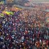 Zehntausende Menschen nehmen bei einer religiösen Feier im nordindischen Ayodhya ein heiliges Bad im Fluss Saryu. Indien wird China als bevölkerungsreichstes Land der Welt ablösen.