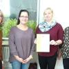 Susanne Dobelke, Leiterin des Sachgebietes Gemeinschaftsverpflegung Oberfranken, übergibt die Urkunde an Nadine Heinlein, Michaela Zalesky und Simone Stumpf von der Tagespflege Lebenswert in Lichtenfels (v.li.).