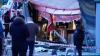 Russische Ermittler und Polizisten stehen nach der Explosion am Tatort in Sankt Petersburg.