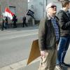 Stille Mahnwache an Gründonnerstag: Die Gegendemonstrierenden würdigten die rechtsextremen Radaumacher keines Blickes. Stille Mahnwache an Gründonnerstag: Die Gegendemonstrierenden würdigten die rechtsextremen Radaumacher keines Blickes.