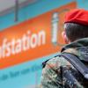 Ein Bundeswehrangehöriger kommt nach einem Rundgang aus einer neu eingerichteten Impfstation des Klinikums Stuttgart.