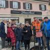 Wasserpumpen mit Muskelkraft und Informationen zum Trinkwasser waren bei einer Aktion des Bund Naturschutz zum Weltwassertag angesagt:  (v. re.) BN-Delegierter Günther Scheler, BN-Kreisvorsitzender Anton Reinhardt, Rohrnetzmeister Michael Holhut, Alexander Schmitt (Stadtwerke) undLehrerin Sandy Nicodemus mit Schülerinnen und Schüler.