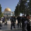 Israelische Polizisten eskortieren eine Gruppe jüdischer Männer zum Tempelberg in der Altstadt von Jerusalem - im Hintergrund die Al-Aqsa-Moschee.