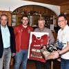 Fast 50 Jahre ist Dieter Radziej (2. v. re.) im 1. FC Altenkunstadt aktiv und hat dabei die unterschiedlichsten Ehrenämter begleitet. Nachdem er den Vereinsvorsitz in jüngere Hände legte, dankten ihm (v.l.) Bürgermeister Robert Hümmer, der neu gewählte Vorsitzende Johannes Oppel und FCA-Geschäftsführer Daniel Metzner für seine langjährige ehrenamtliche Tätigkeit.