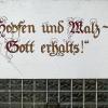 Ein Spruch prägt die Fassade, der allen Bierliebhabern bekannt sein dürfte. Ein Spruch prägt die Fassade, der allen Bierliebhabern bekannt sein dürfte.