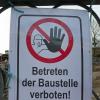 Das Tor ist zu, hier wird momentan nicht gearbeitet. Das Tor ist zu, hier wird momentan nicht gearbeitet.