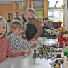 Stolz und begeistert vom meterlangen Gesamtkunstwerk zeigten sich die Kinder, nachdem alle Bauten zusammengestellt waren.